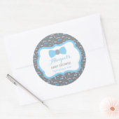 小さな男の赤ちゃんシャワーのステッカー、赤ちゃんブルー、グレー ラウンドシール (封筒)