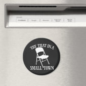 小さな町の折り畳み椅子でそれを試してみる マグネット (インサイチュ (食洗機))