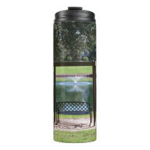 小さな町の湖のビュー