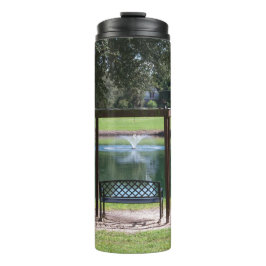 小さな町の湖のビュー タンブラー