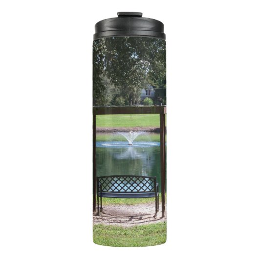 小さな町の湖のビュー タンブラー (正面)