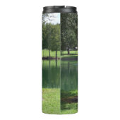 小さな町の湖のビュー タンブラー (裏面)