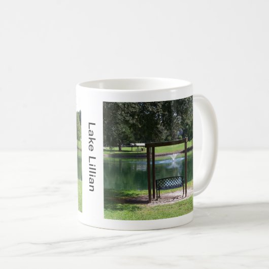 小さな町の湖の景色 コーヒーマグカップ (正面右)