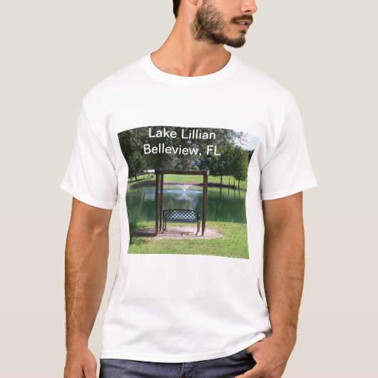 小さな町の湖の景色 Tシャツ (正面)