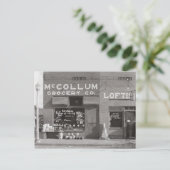 小さな町の食料品店、1935年 ポストカード (スタンド正面)