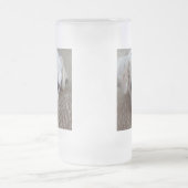 小さな白いティーカップのプードル犬 フロストグラスビールジョッキ (中央)