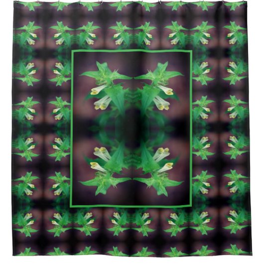 小さな白いワイルドフラワーの抽象芸術 シャワーカーテン (正面)