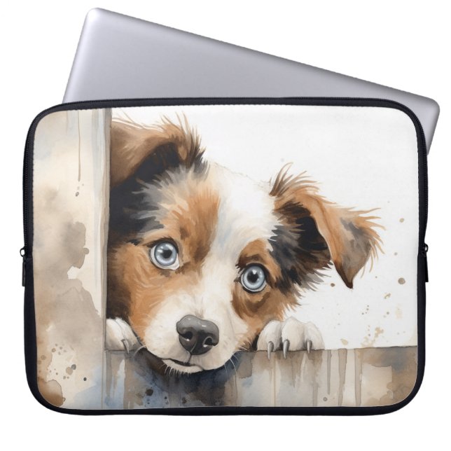 小さな白と日焼けした子犬が柵の上を覗く ラップトップスリーブ (正面)