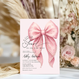 小さな真珠がピンクの弓の赤ちゃんシャワーの途中にある 招待状