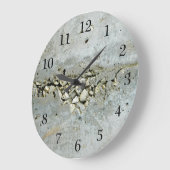 小さな石で割れたコンクリートの壁 ラージ壁時計 (傾斜)