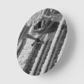 小さな石造りの納屋の白黒ビュー ラウンド壁時計 (傾斜)