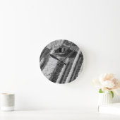 小さな石造りの納屋の白黒ビュー ラウンド壁時計 (ホーム)
