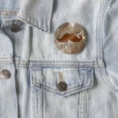 小さな穴のある古い錆びた金属の口ひげのまわりに 缶バッジ (インサイチュ)