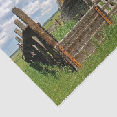 小さな納屋を部分的に囲むピケットフェンス 薄葉紙 (詳細)