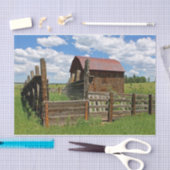 小さな納屋を部分的に囲むピケットフェンス 薄葉紙 (クラフト)