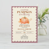 小さな素朴かぼちゃの秋赤ちゃんシャワーパープル 招待状 (スタンド正面)