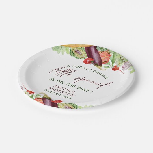 小さな芽が赤ちゃんシャワーを浴びる途中にある ペーパープレート (アングル)