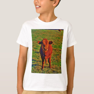 小さな茶色の牛の明るい緑の草 Tシャツ