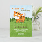 小さな虎が道を進んでいる | 赤ちゃんシャワー 招待状 (スタンド正面)