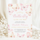 小さな蝶がピンクの赤ちゃんシャワーの途中にある 招待状