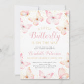小さな蝶がピンクの赤ちゃんシャワーの途中にある 招待状 (正面)