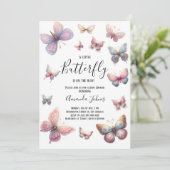 小さな蝶がピンクの赤ちゃんシャワーの途中にある 招待状 (スタンド正面)