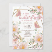 小さな蝶がピンクの赤ちゃんシャワーを彼女の道にある 招待状 (正面)