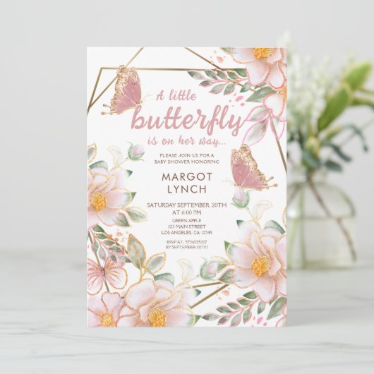 小さな蝶がピンクの赤ちゃんシャワーを彼女の道にある 招待状 (スタンド正面)