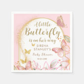 小さな蝶が彼女の方法で女の子の赤ちゃんシャワー スタンダードカクテルナプキン (正面)