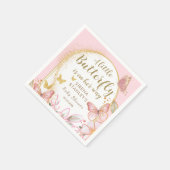 小さな蝶が彼女の方法で女の子の赤ちゃんシャワー スタンダードカクテルナプキン (角)