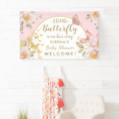 小さな蝶が彼女の方法の女の子の赤ちゃんシャワー 横断幕 (インサイチュ)