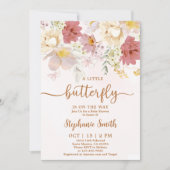 小さな蝶が彼女の途中にある赤ちゃんシャワーの女の子 招待状 (正面)