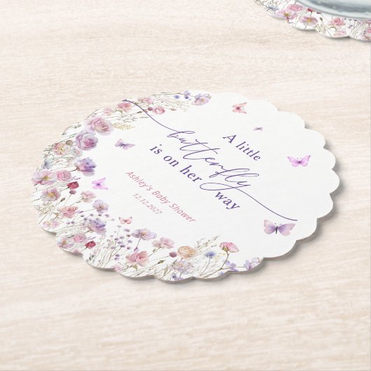 小さな蝶が彼女の道にかわいい赤ちゃんシャワー ペーパーコースター (アングル)