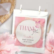 小さな蝶が赤ちゃんのシャワーを途中にある