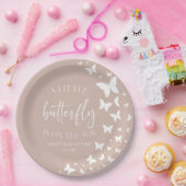 小さな蝶が赤ちゃんシャワーの途中にある ペーパープレート (パーティー)