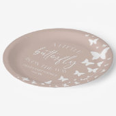 小さな蝶が赤ちゃんシャワーの途中にある ペーパープレート (アングル)