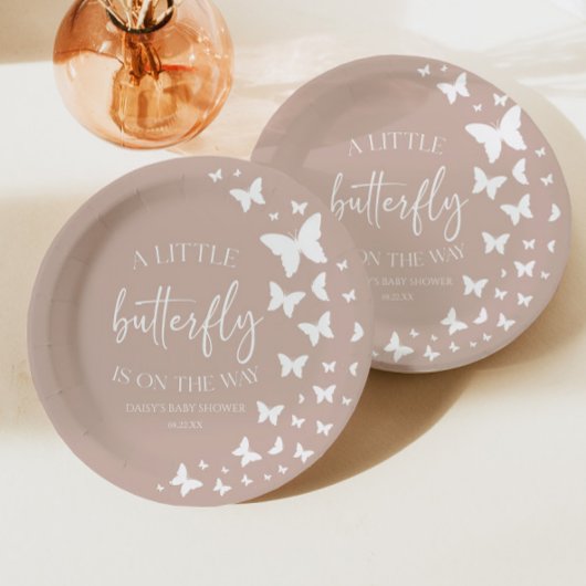 小さな蝶が赤ちゃんシャワーの途中にある ペーパープレート