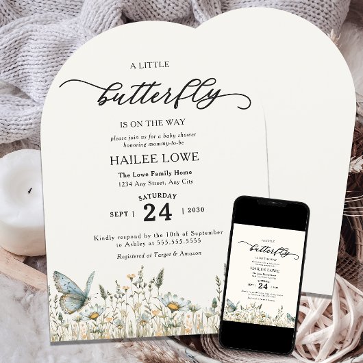 小さな蝶が赤ちゃんシャワーの途中にある 招待状