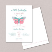 小さな蝶が赤ちゃんシャワーの途中にある 招待状