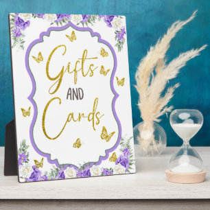 小さな蝶が途中のテーブルのプラーク フォトプラーク