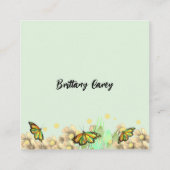 小さな蝶が道を進んでいるフローラ エンクロージャーカード (裏面)