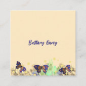 小さな蝶が道を進んでいるフローラ エンクロージャーカード (裏面)