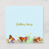 小さな蝶が道を進んでいるフローラ エンクロージャーカード (裏面)