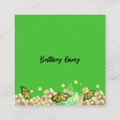 小さな蝶が道を進んでいるフローラ エンクロージャーカード (裏面)