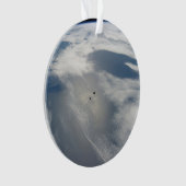 小さな衛星は地球の一部の上を公転する。 オーナメント (正面)