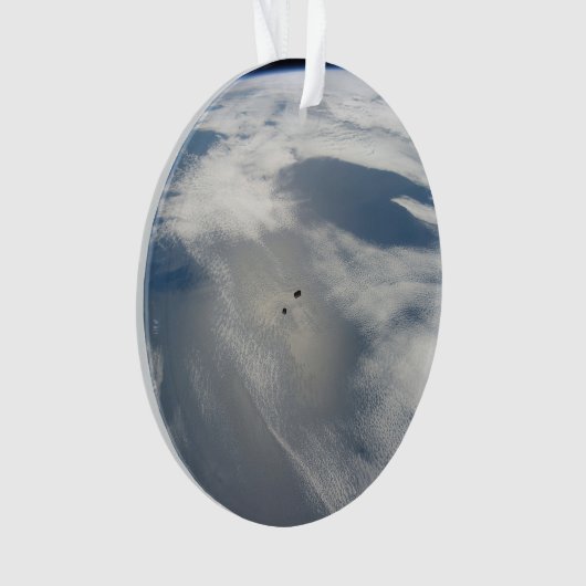 小さな衛星は地球の一部の上を公転する。 オーナメント (正面)