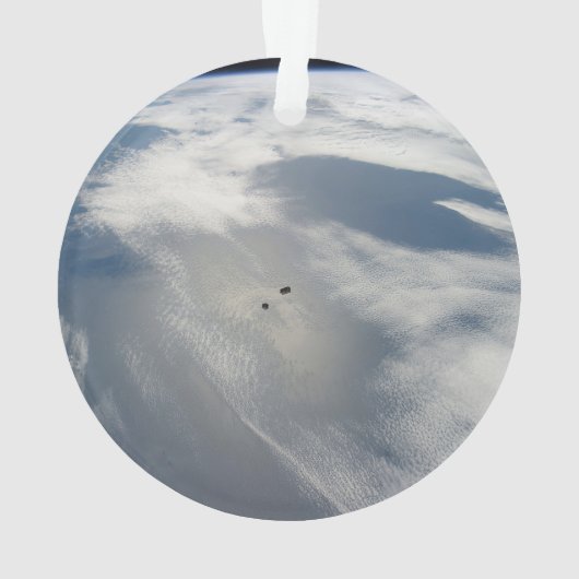 小さな衛星は地球の一部の上を公転する。 オーナメント (裏面)