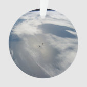 小さな衛星は地球の一部の上を公転する。 オーナメント (正面)