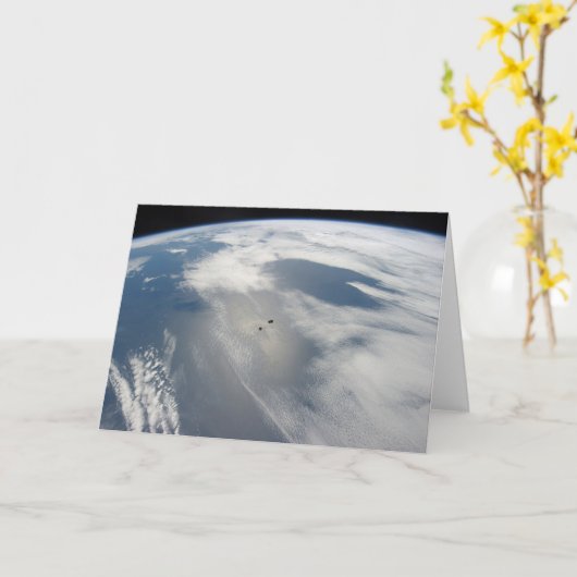 小さな衛星は地球の一部の上を公転する。 カード (黄色い花)