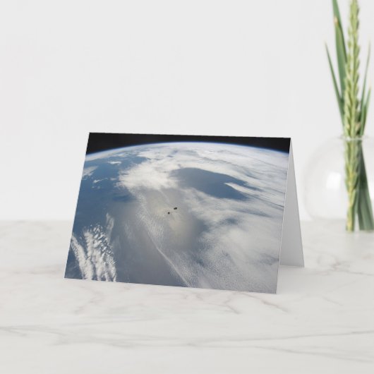 小さな衛星は地球の一部の上を公転する。 カード (正面)